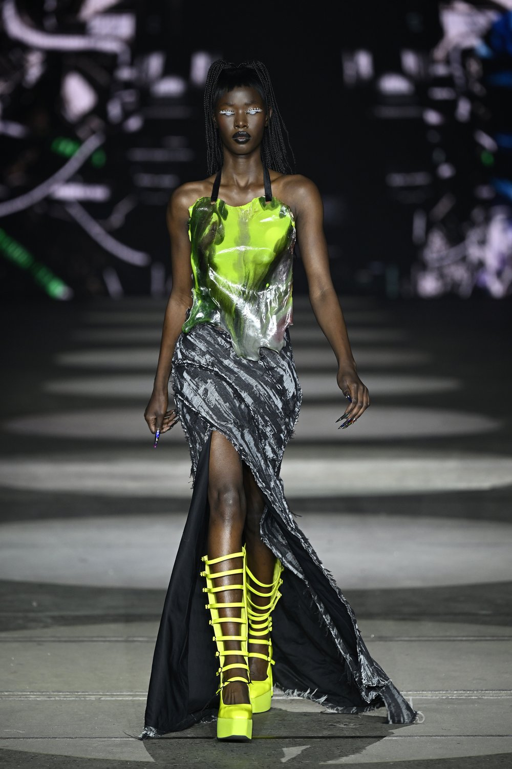 DISTRESSED DENIM MAX SKIRT Theinjury