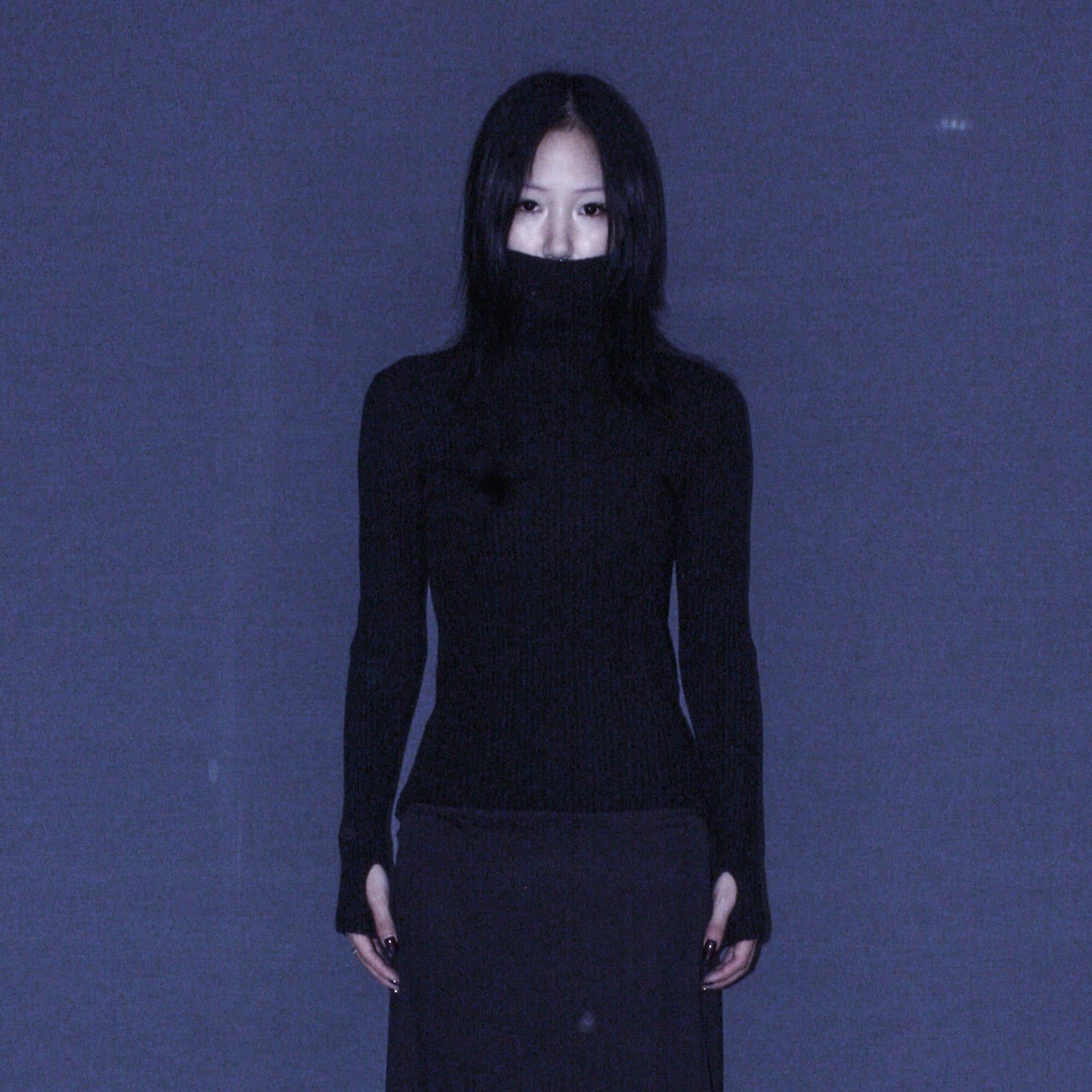 BLACK ELONGATED TURTLENECK