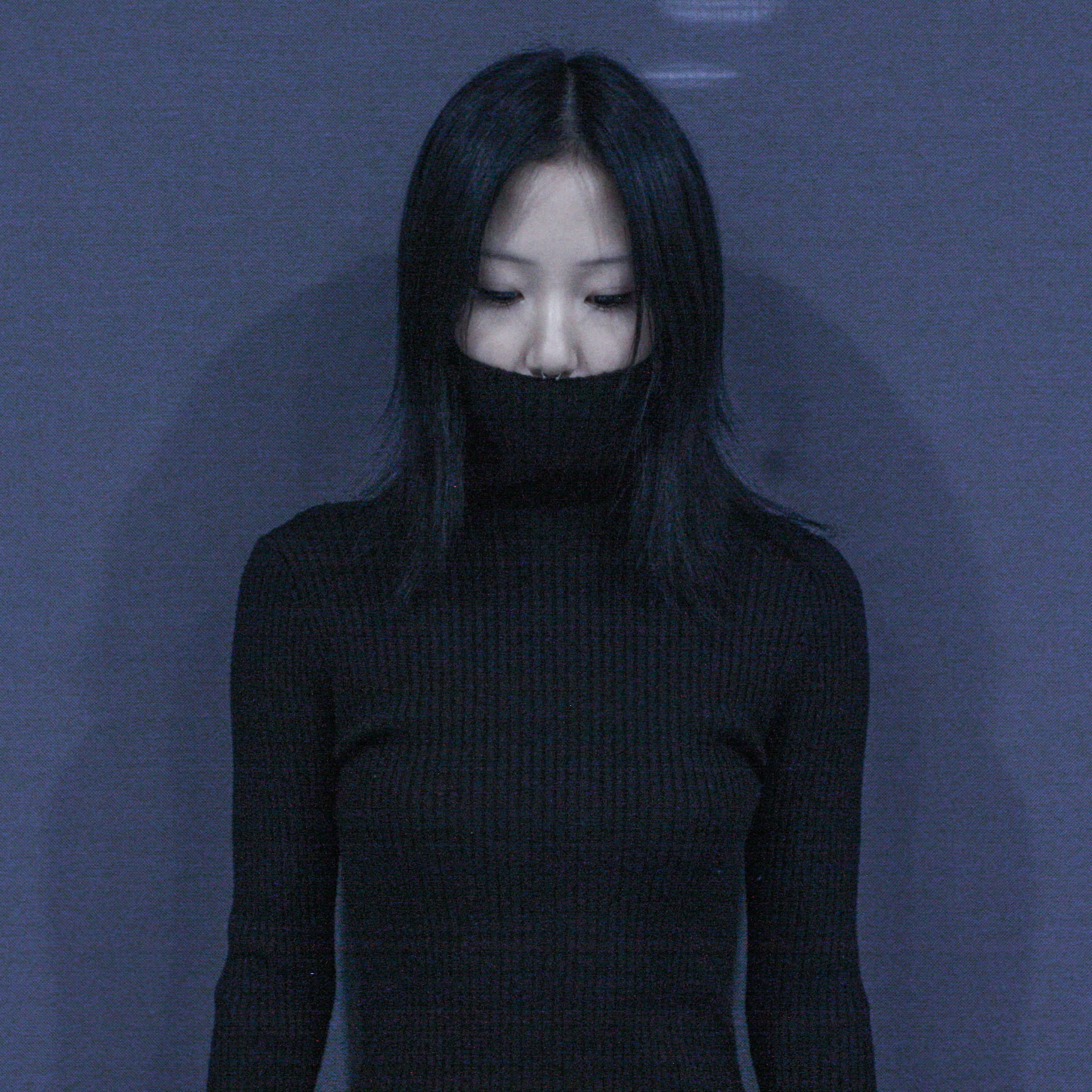 BLACK ELONGATED TURTLENECK
