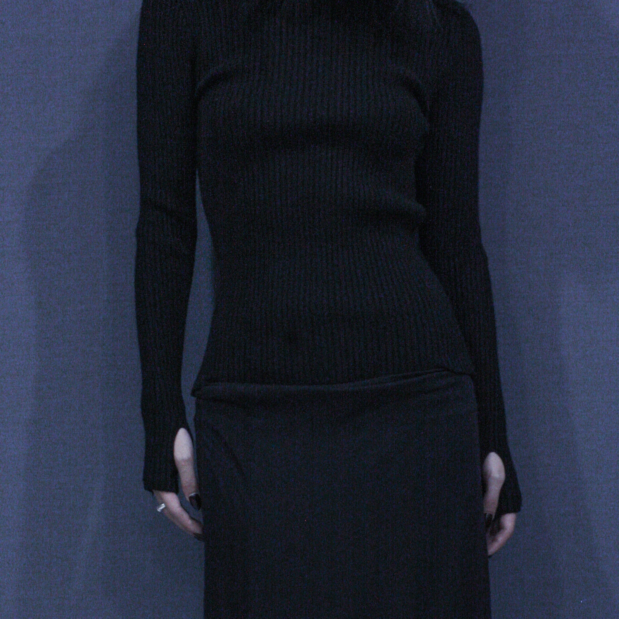 BLACK ELONGATED TURTLENECK