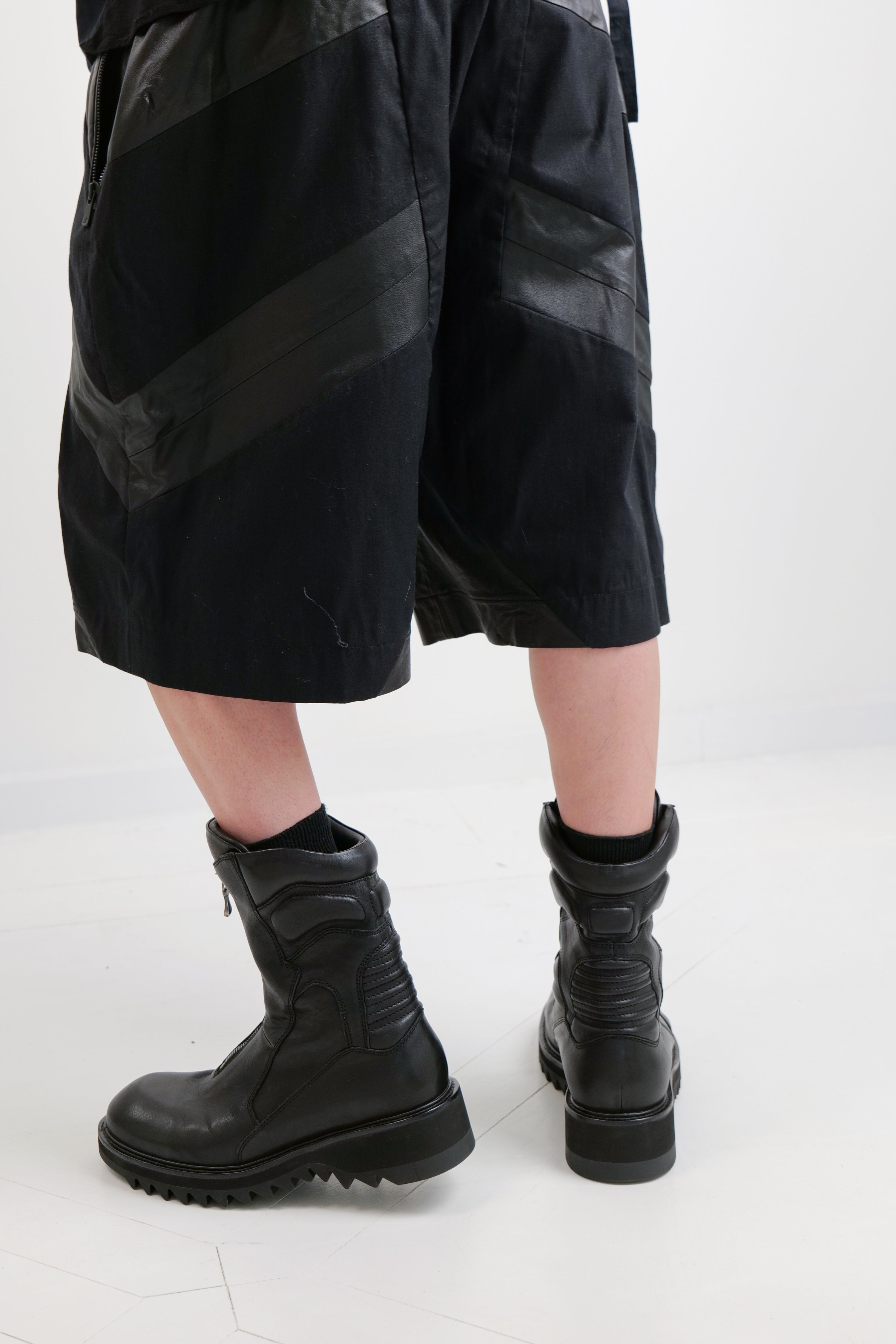 V WIDE LEATHER SHORTS