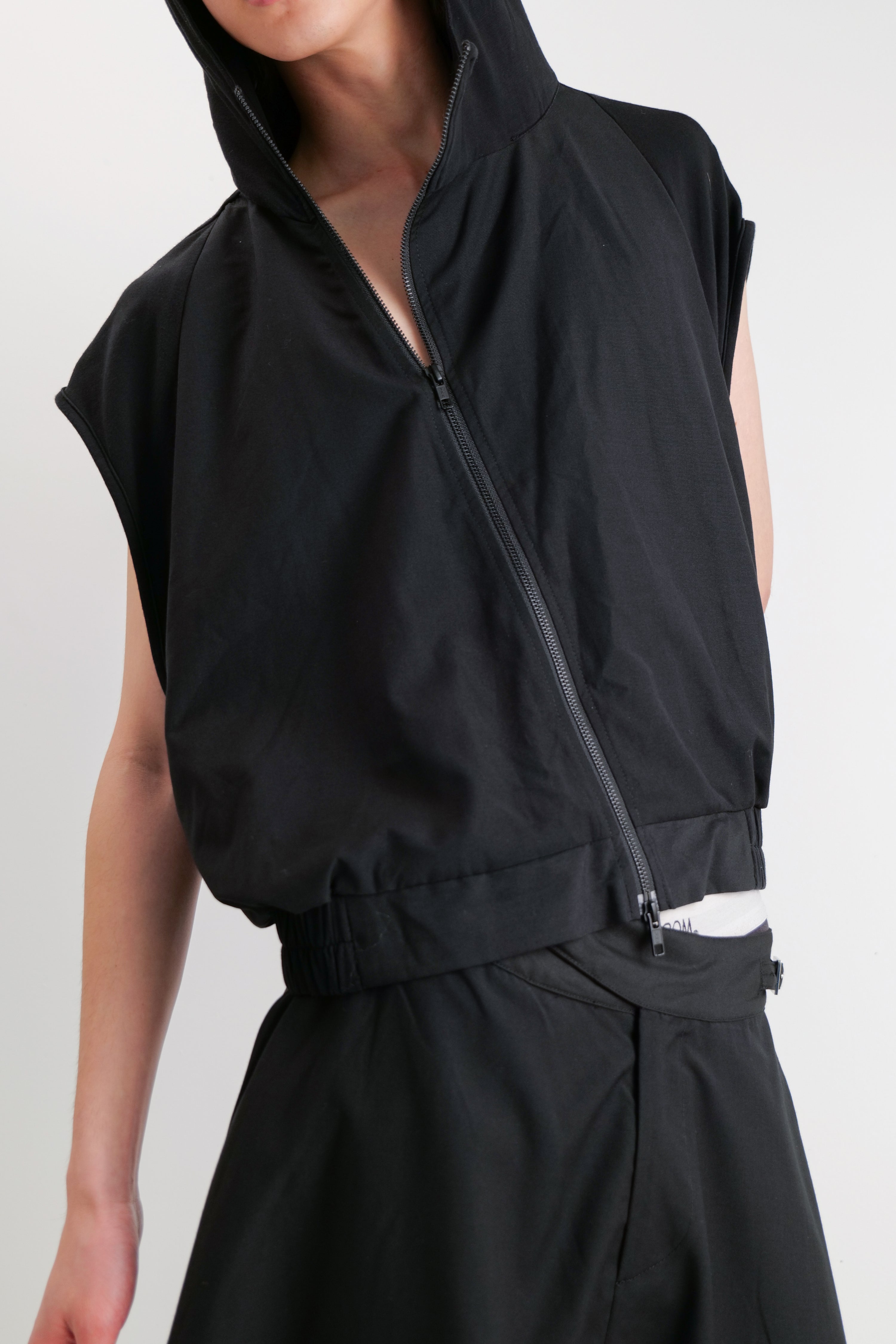UNISEX ZIP SLEEVELESS HOODIE